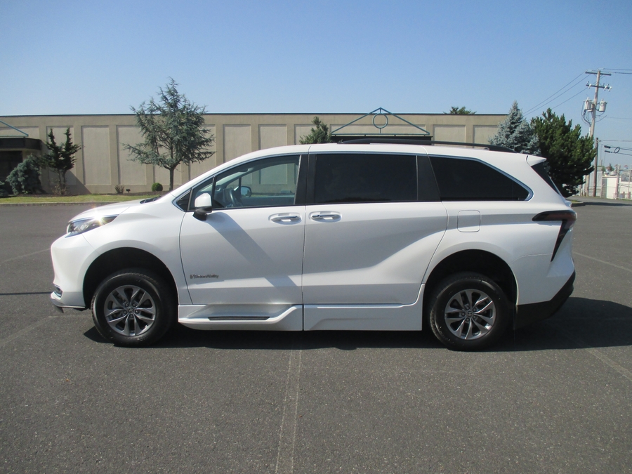 White Toyota Sienna image number 2