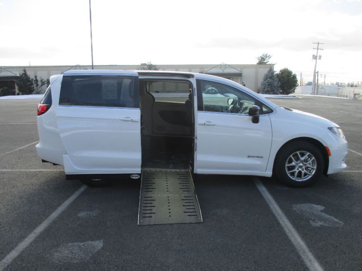 2024 CHRYSLER VOYAGER - Image 9