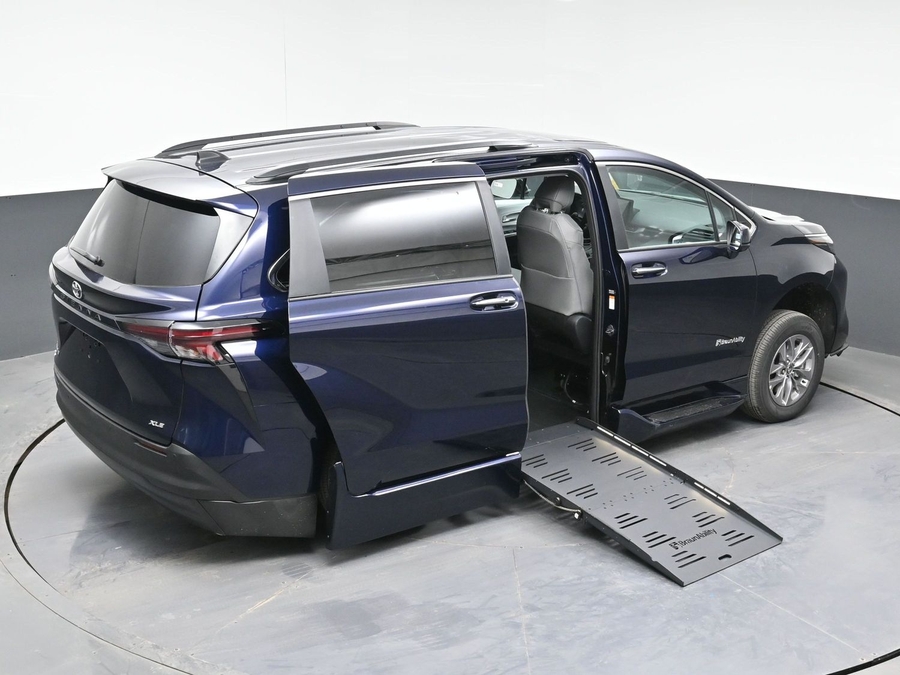 New 2026 Toyota Sienna Hybrid XLE Plus - BraunAbility Side Entry Entry Fold Out Automatic Ramp