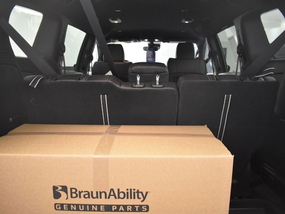 Black Chrysler Pacifica image number 13