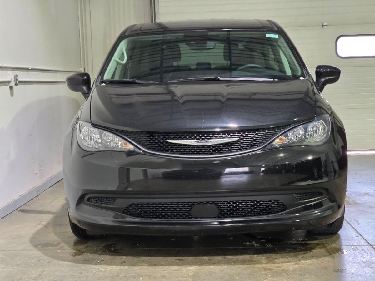 Black Chrysler Voyager image number 8