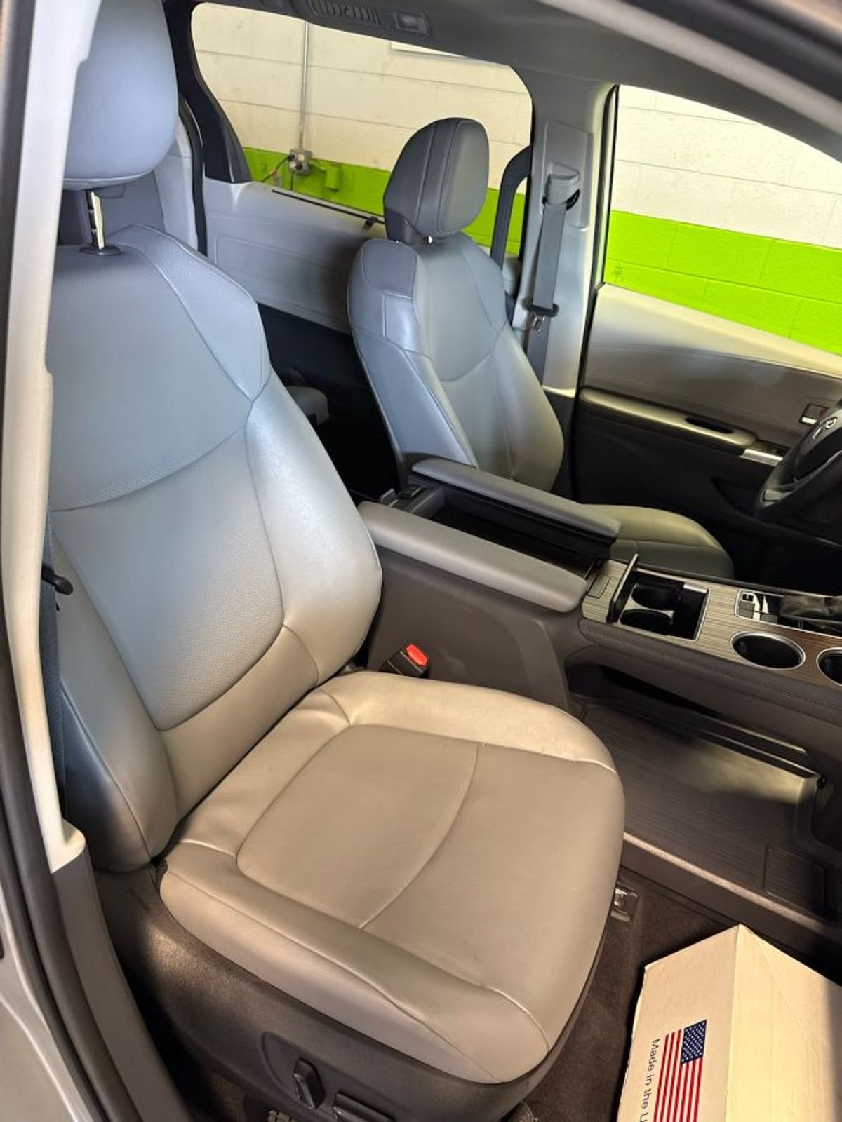 Silver Toyota Sienna image number 15