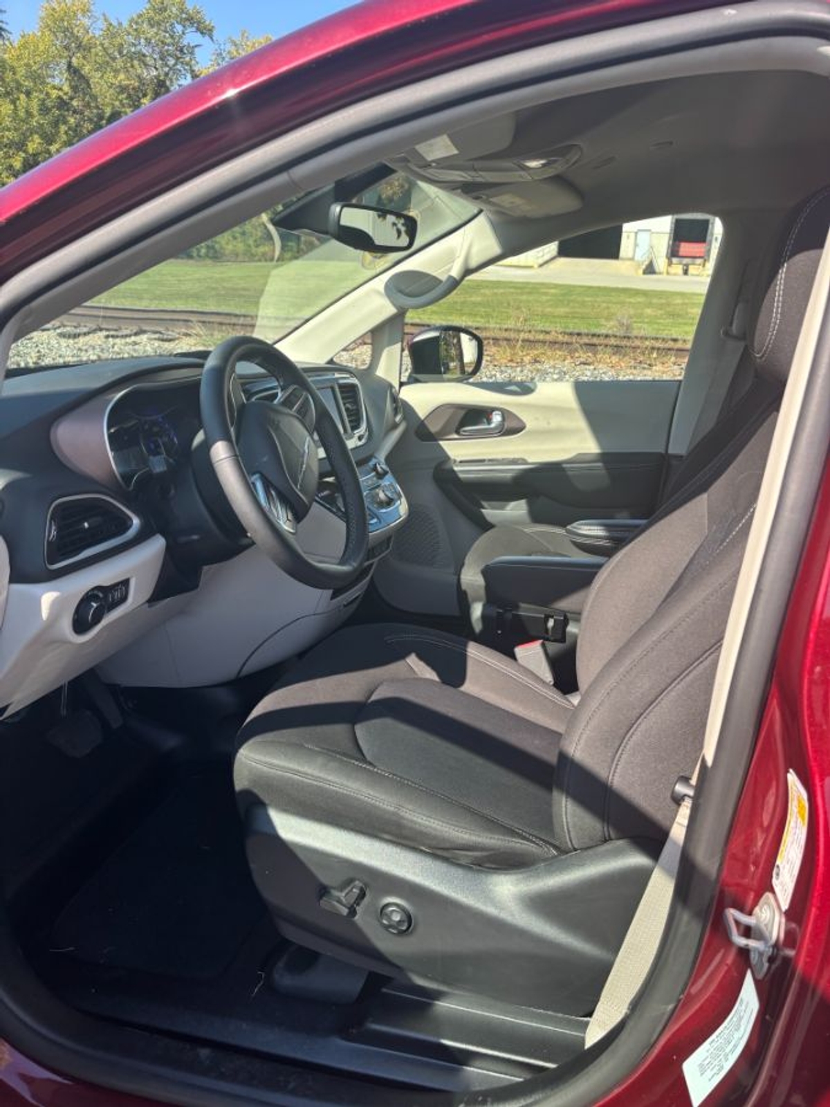 Red Chrysler Voyager image number 5