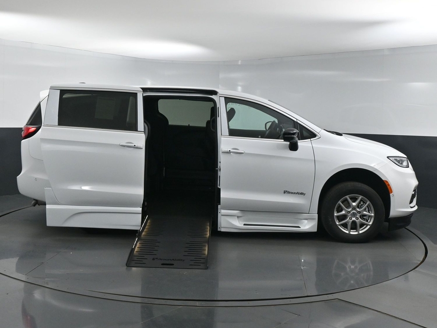New 2025 Chrysler Pacifica Select Safety - BraunAbility Side Entry Entry Fold Out Automatic Ramp