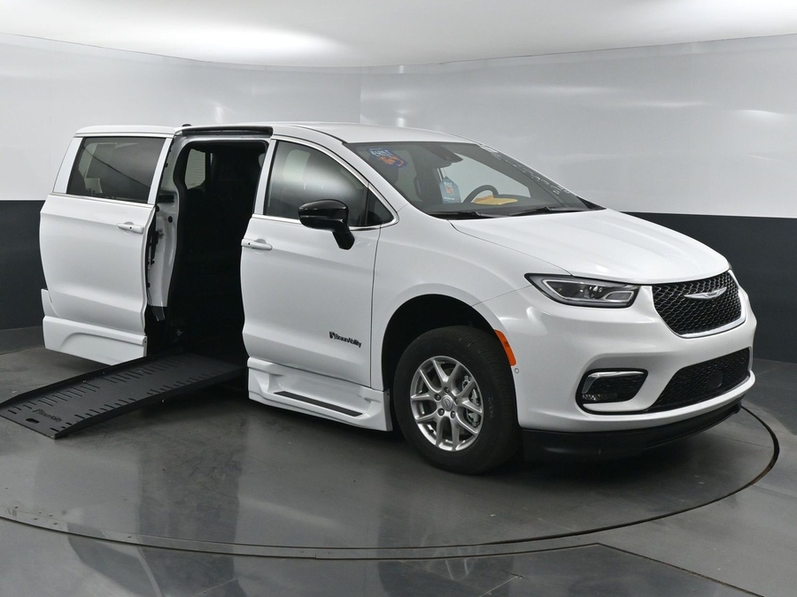 New 2025 Chrysler Pacifica Select Safety - BraunAbility Side Entry Entry Fold Out Automatic Ramp