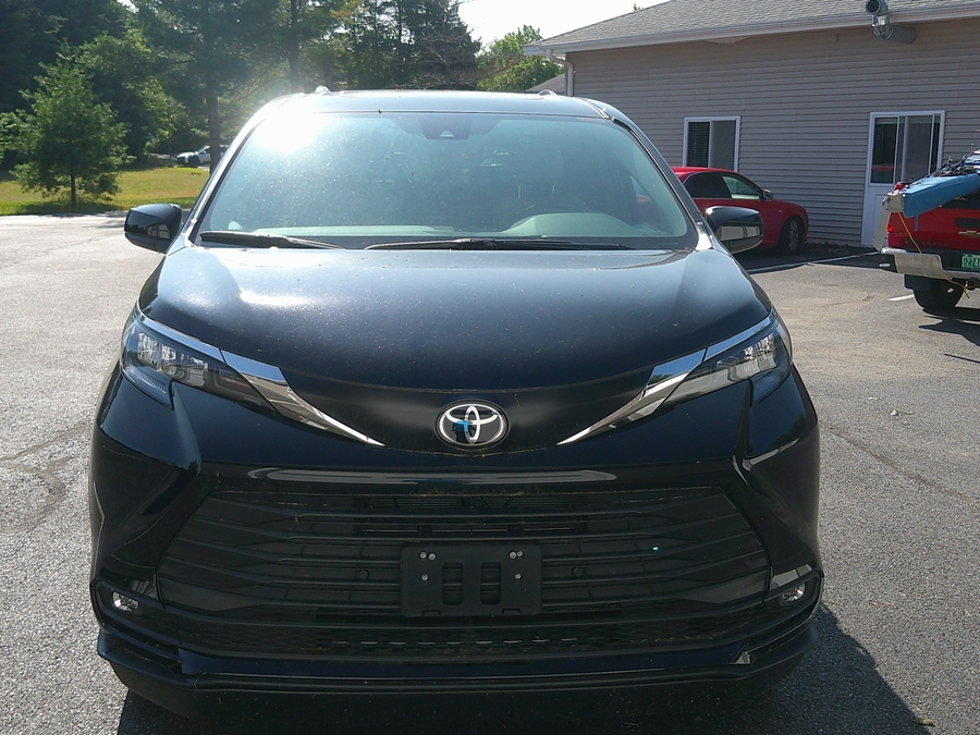 Black Toyota Sienna image number 1