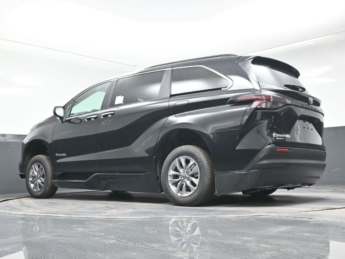 Black Toyota Sienna image number 24