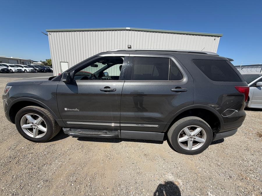  Ford Explorer with Side Entry Automatic In Floor ramp