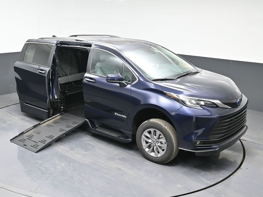 New 2025 Toyota Sienna Hybrid XLE Plus - BraunAbility Side Entry Entry Fold Out Automatic Ramp