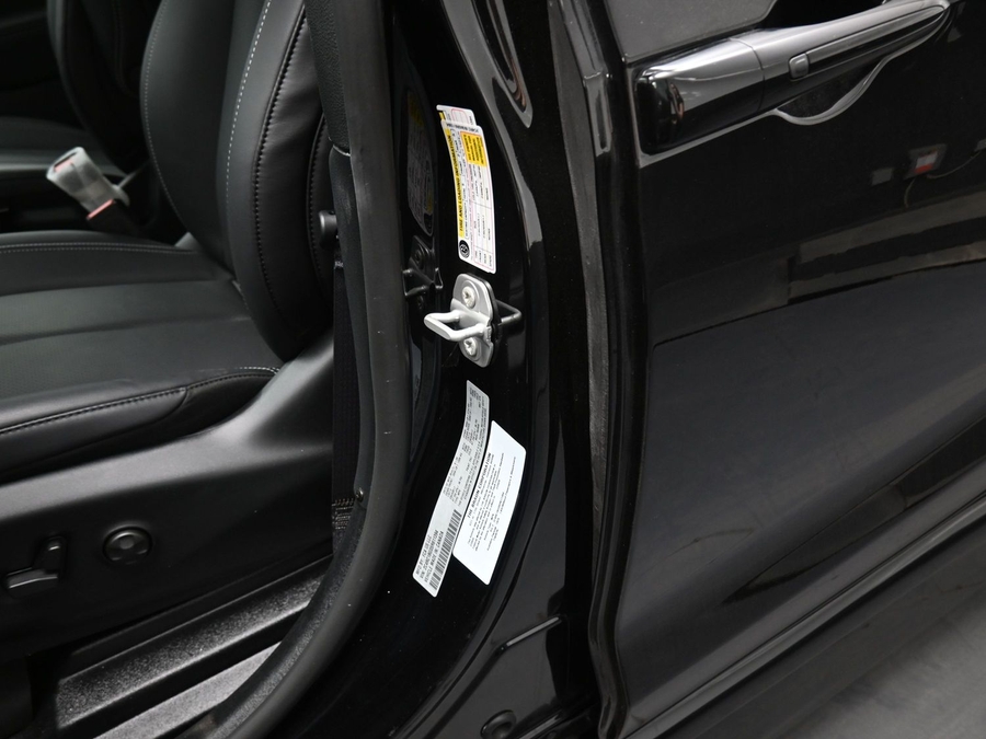 Black Chrysler Pacifica image number 16