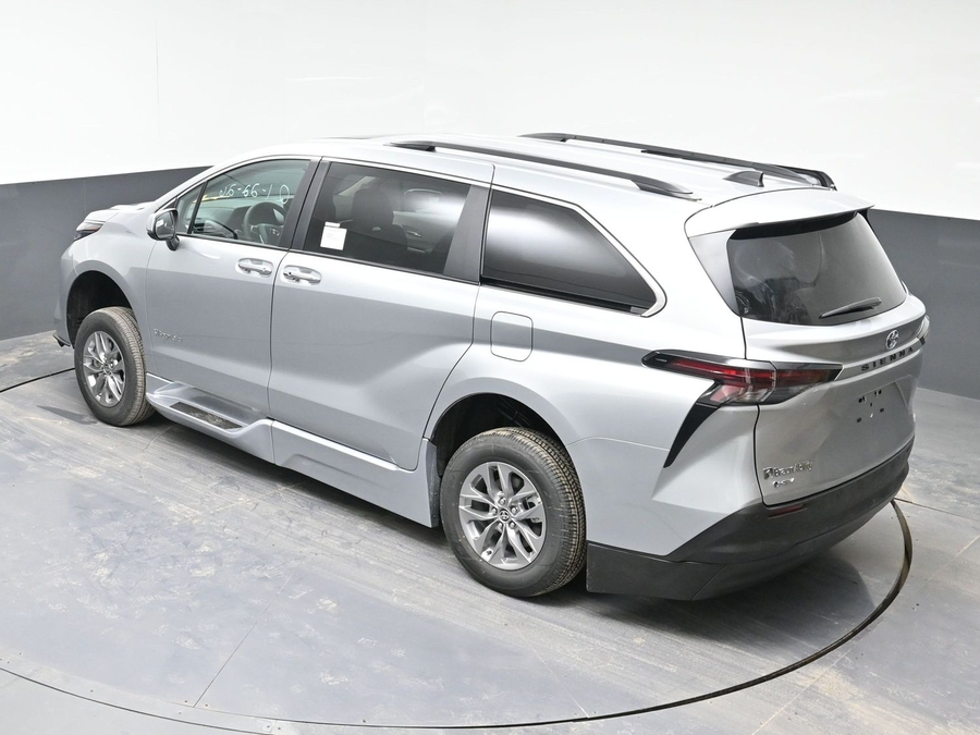 New 2025 Toyota Sienna Hybrid XLE Plus - BraunAbility Side Entry Entry In Floor Automatic Ramp