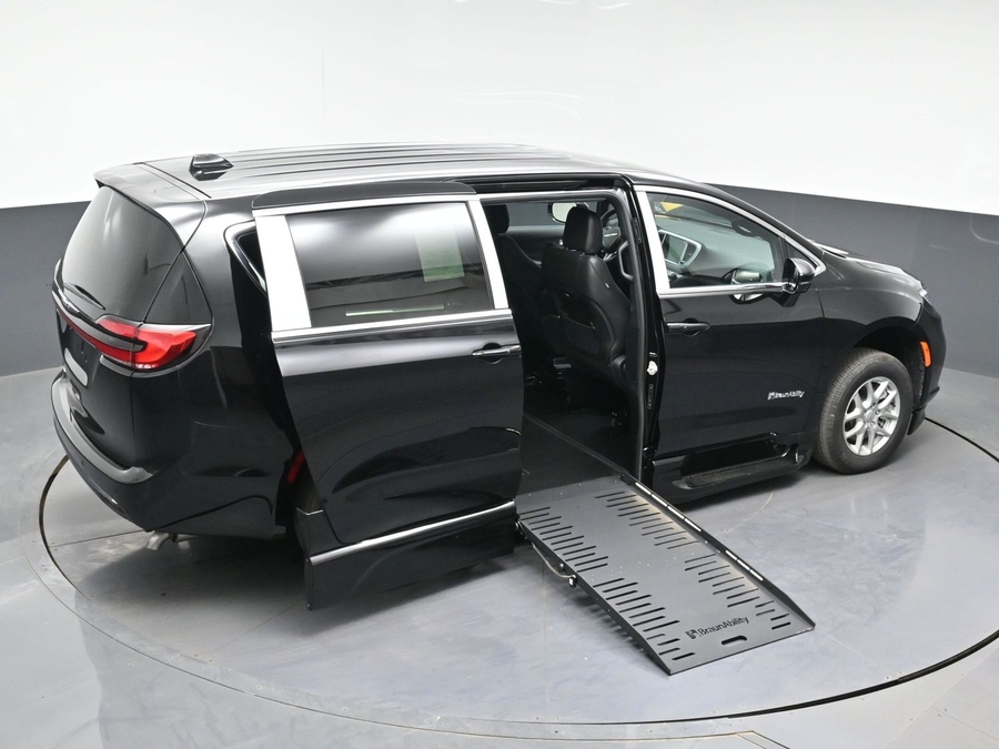 Black Chrysler Pacifica image number 22