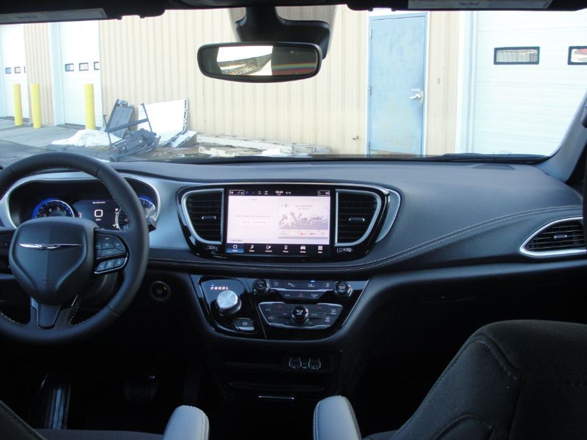 Grey Chrysler Pacifica image number 9