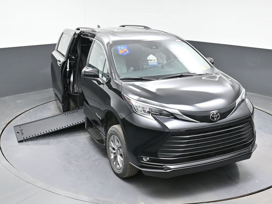 Black Toyota Sienna image number 22