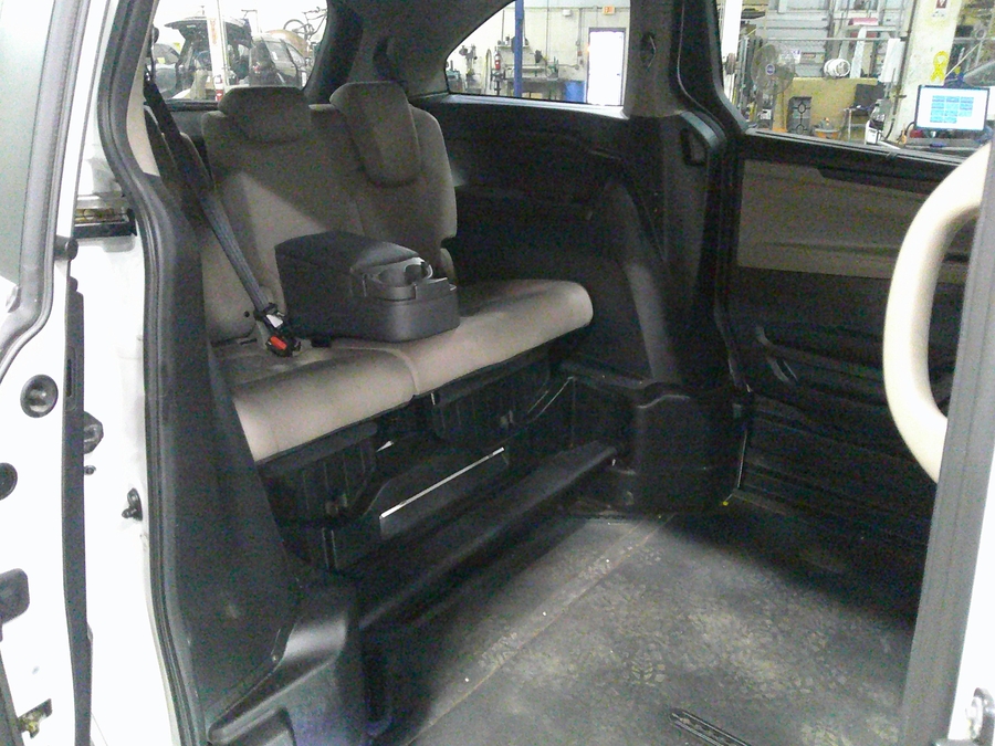 White Honda Odyssey image number 21