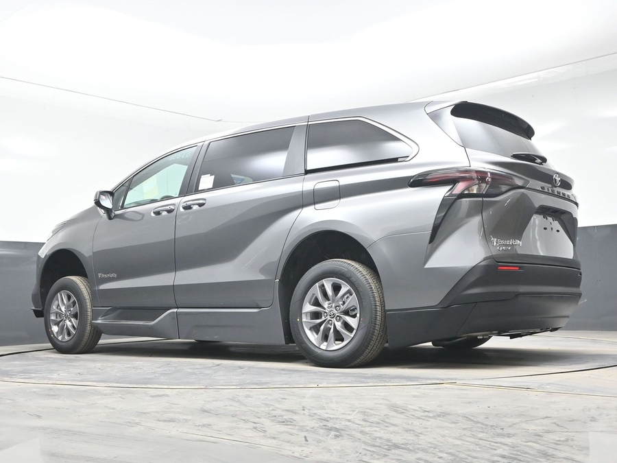 New 2026 Toyota Sienna Hybrid LE - BraunAbility Side Entry Fold Out Automatic Ramp