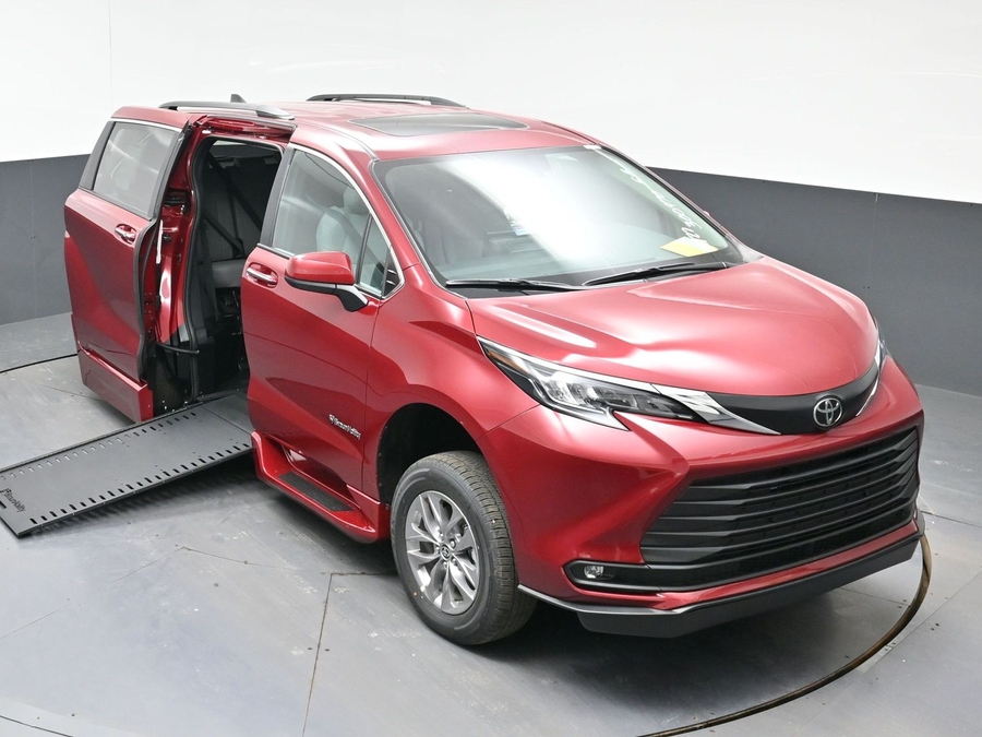 Red Toyota Sienna image number 19