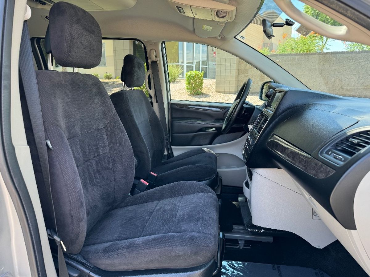 2011 DODGE GRAND CARAVAN - Image 6