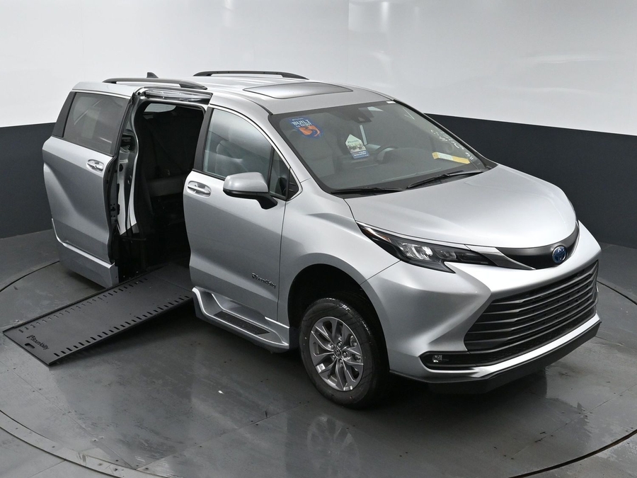 New 2025 Toyota Sienna Hybrid XLE Plus - BraunAbility Side Entry Entry In Floor Automatic Ramp