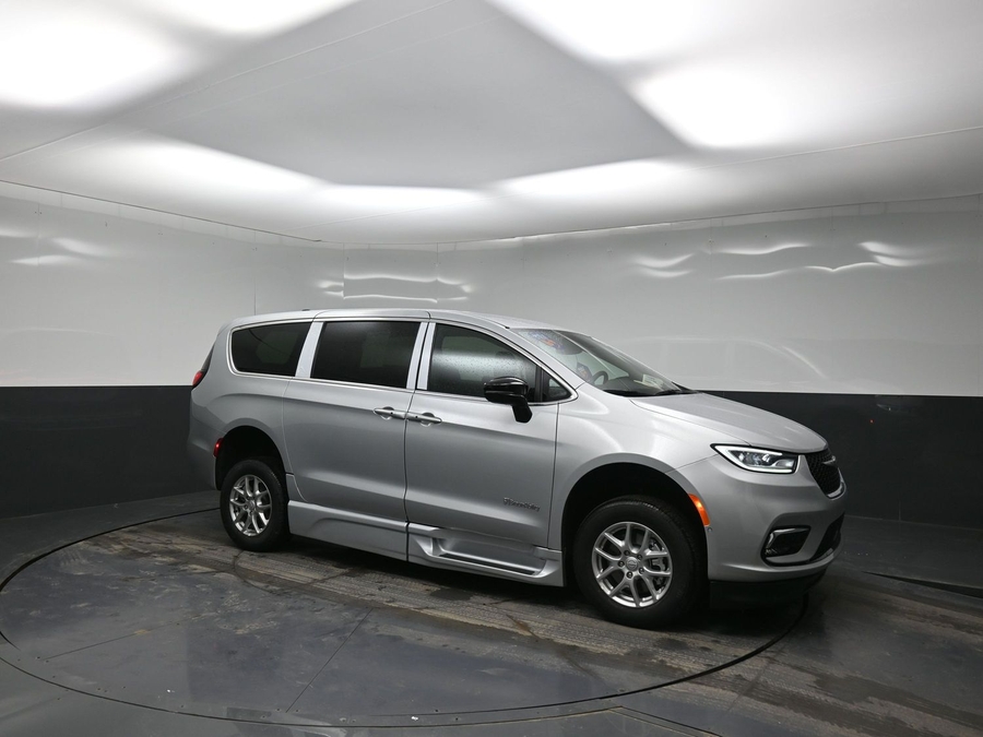 Silver Chrysler Pacifica image number 11