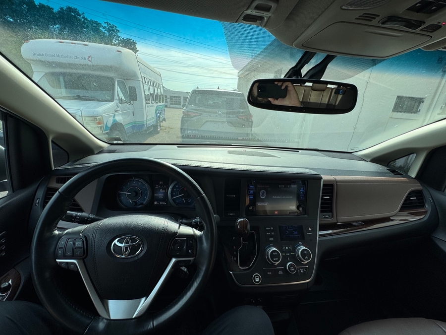 White Toyota Sienna image number 7