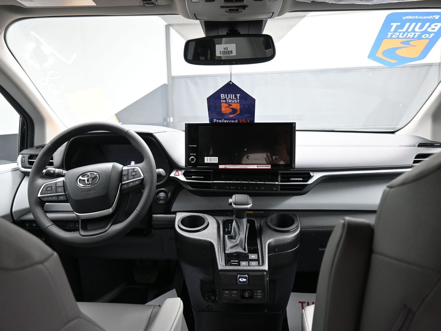 New 2025 Toyota Sienna Hybrid XLE Base - BraunAbility Side Entry Entry Fold Out Automatic Ramp