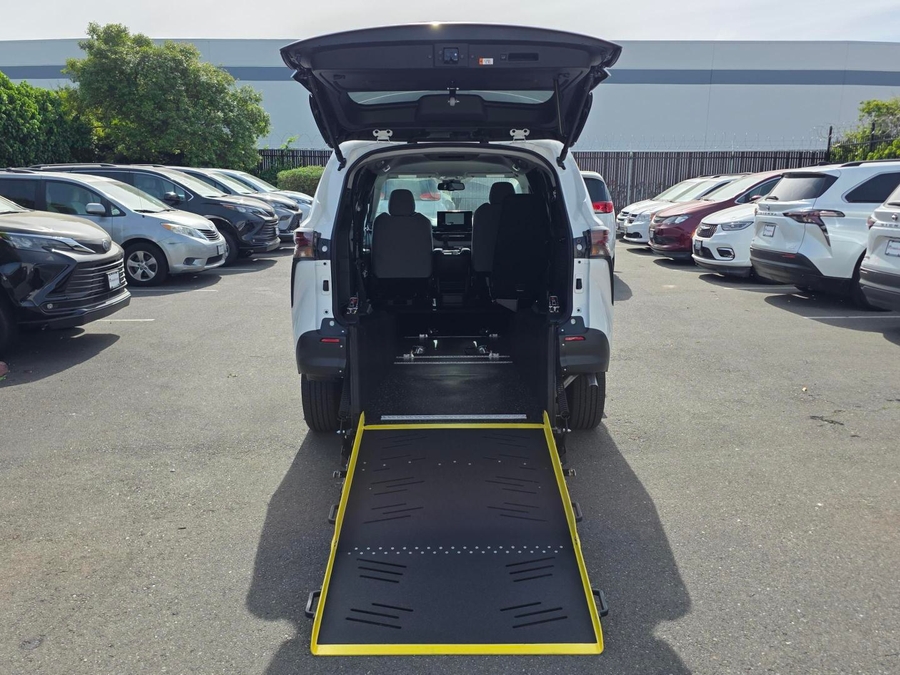 New 2026 Toyota Sienna Hybrid LE - Vantage Mobility Commercial Rear Entry Entry Fold Out Manual Ramp