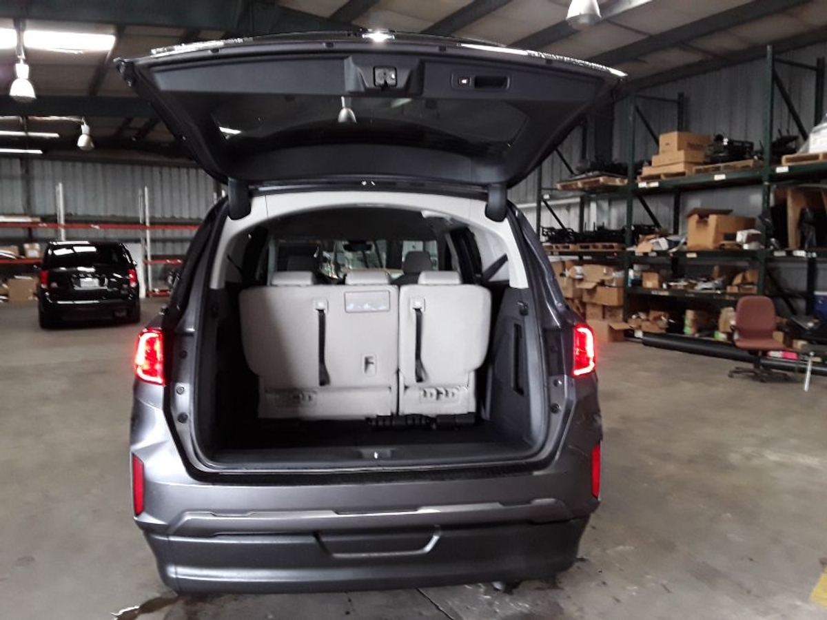 Grey Honda Odyssey image number 30