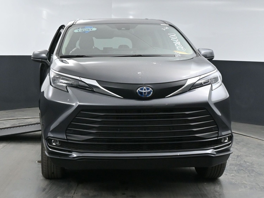 New 2025 Toyota Sienna Hybrid XLE Plus - BraunAbility Side Entry Entry In Floor Automatic Ramp