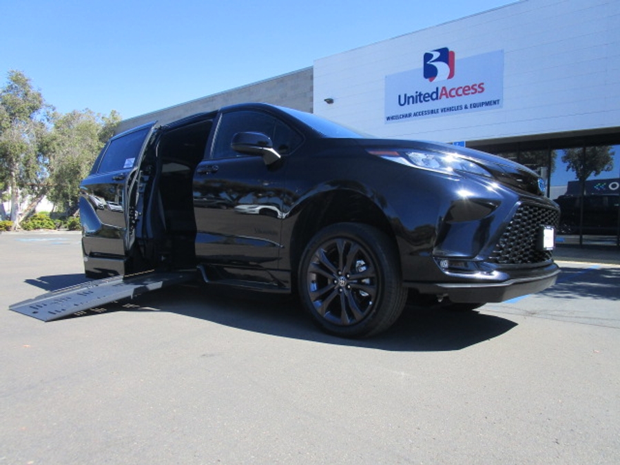 New 2025 Toyota Sienna Hybrid XSE Sport - BraunAbility Side Entry Entry Fold Out Automatic Ramp