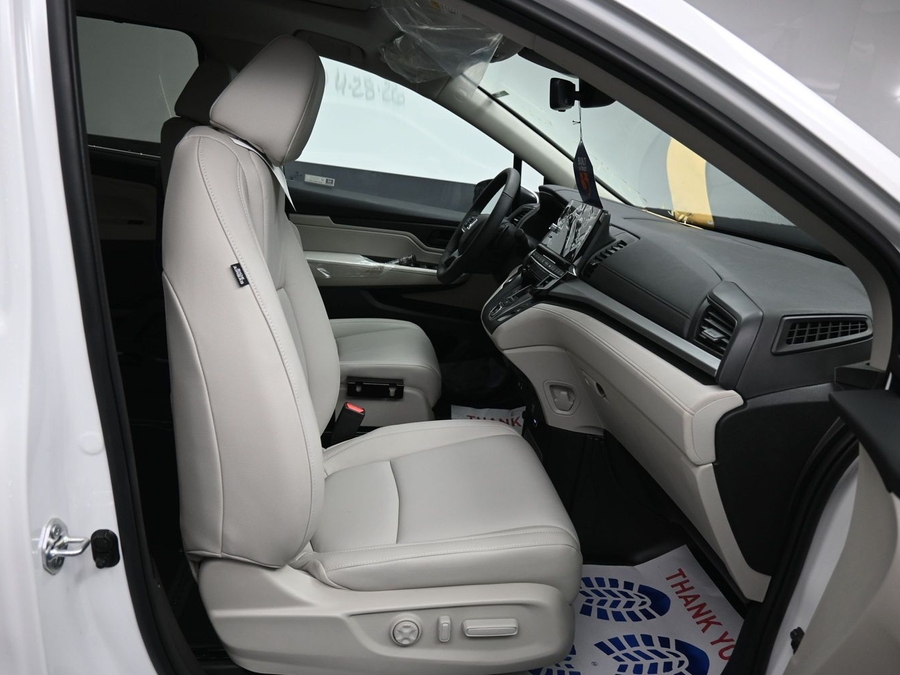 White Honda Odyssey image number 8