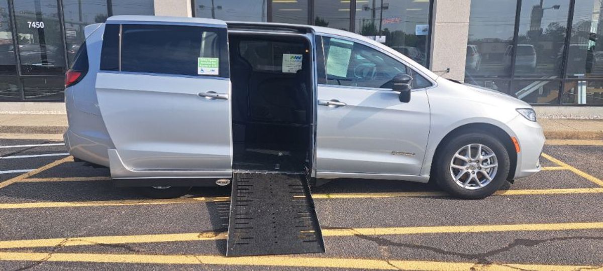 2024 Chrysler Pacifica Touring's photo