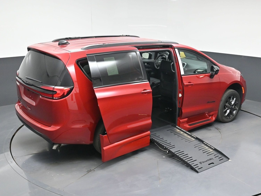 Red Chrysler Pacifica image number 23