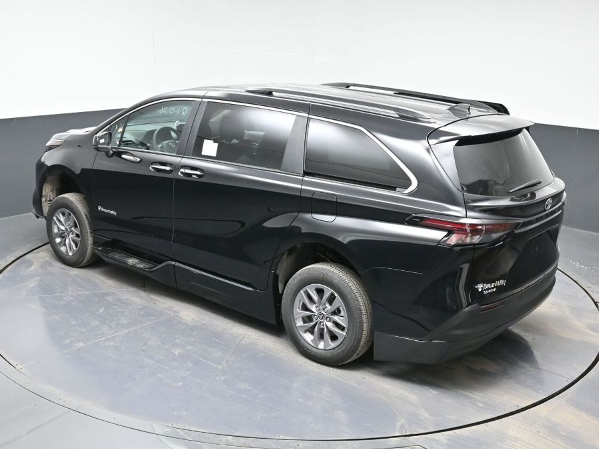 Black Toyota Sienna image number 24
