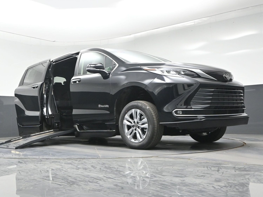 New 2026 Toyota Sienna Hybrid Limited - BraunAbility Side Entry Fold Out Automatic Ramp