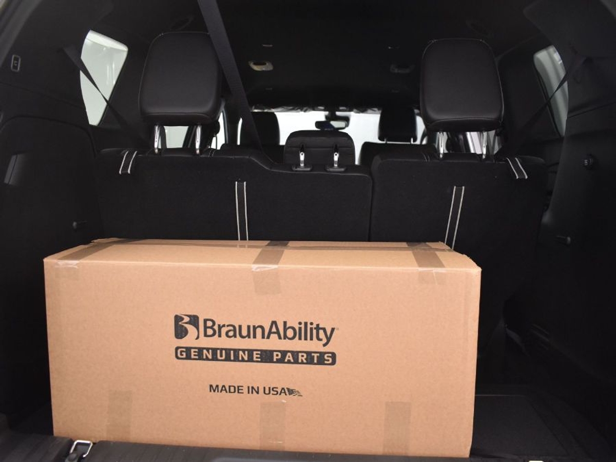 White Chrysler Voyager image number 13