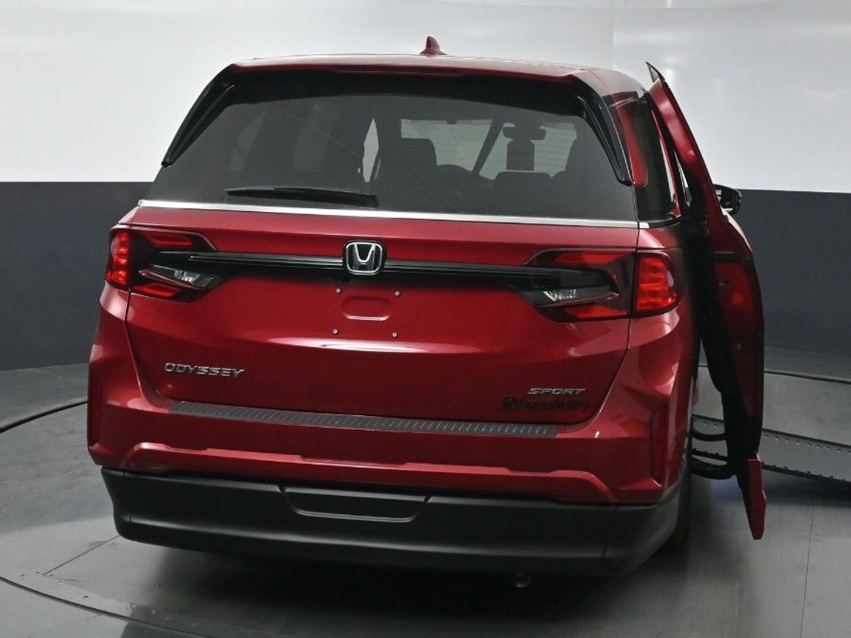 Red Honda Odyssey image number 6