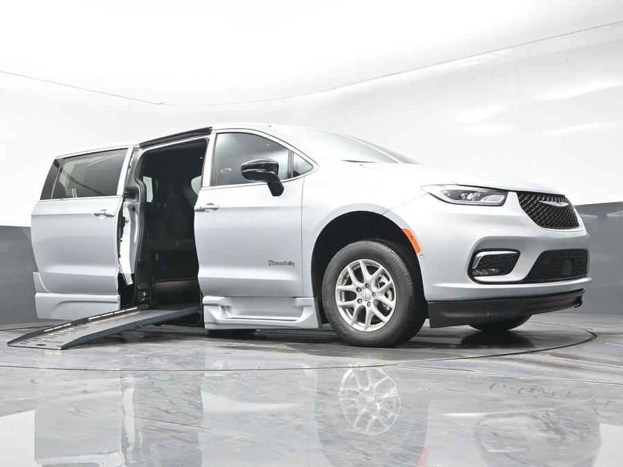 New 2026 Chrysler Pacifica Select Safety - BraunAbility Side Entry Entry Fold Out Automatic Ramp
