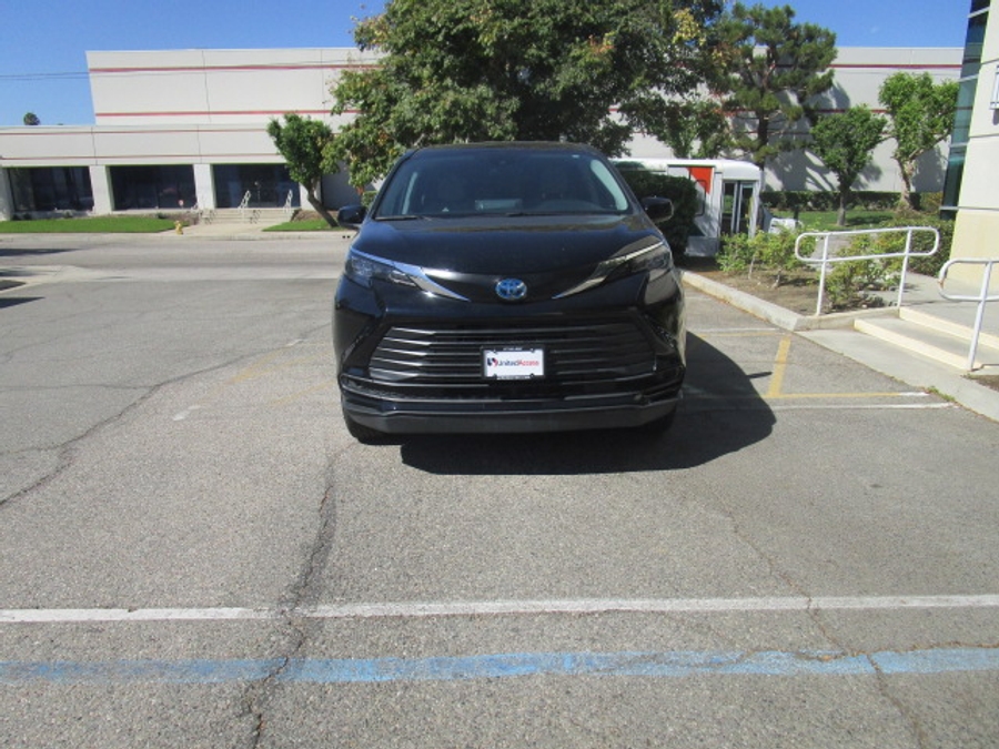 Used 2024 Toyota Sienna Hybrid LE Base - BraunAbility Side Entry Fold Out Automatic Ramp
