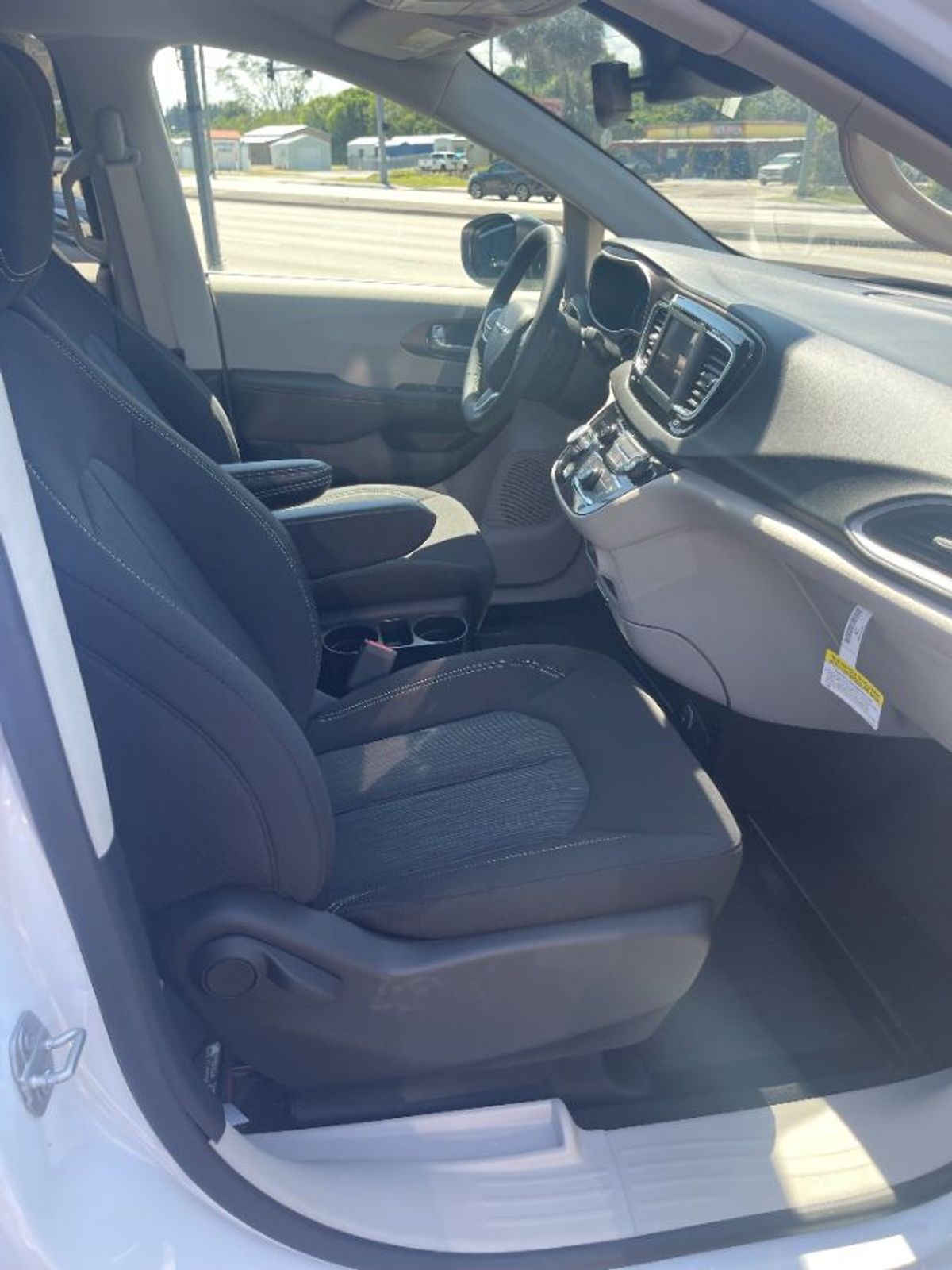 2024 CHRYSLER VOYAGER - Image 12