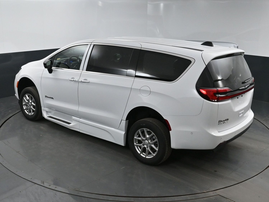 New 2025 Chrysler Pacifica Select Safety - BraunAbility Side Entry Entry Fold Out Automatic Ramp