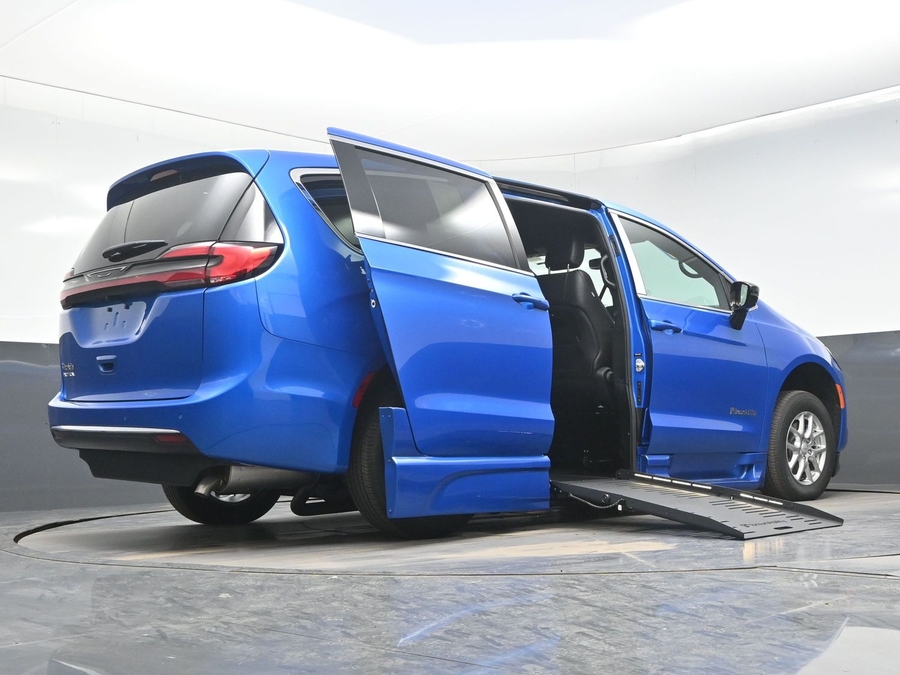 Blue Chrysler Pacifica image number 20