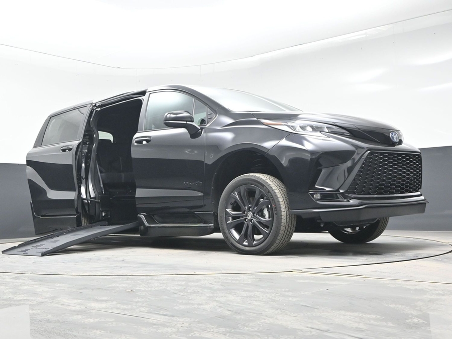 Black Toyota Sienna image number 22