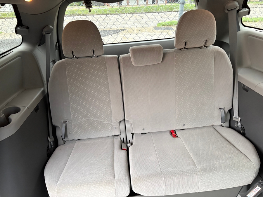 Grey Toyota Sienna image number 11
