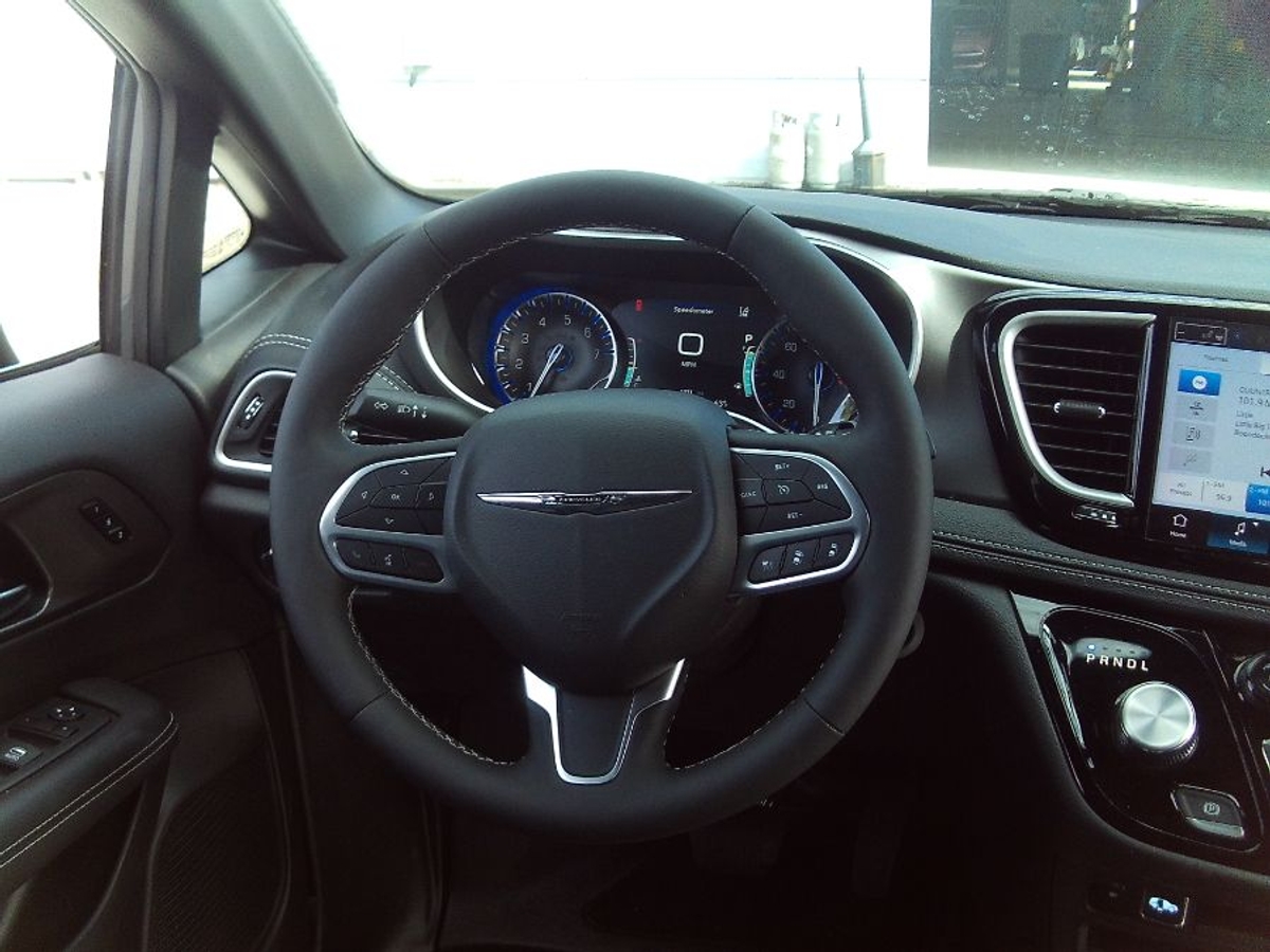 2025 CHRYSLER PACIFICA - Image 11