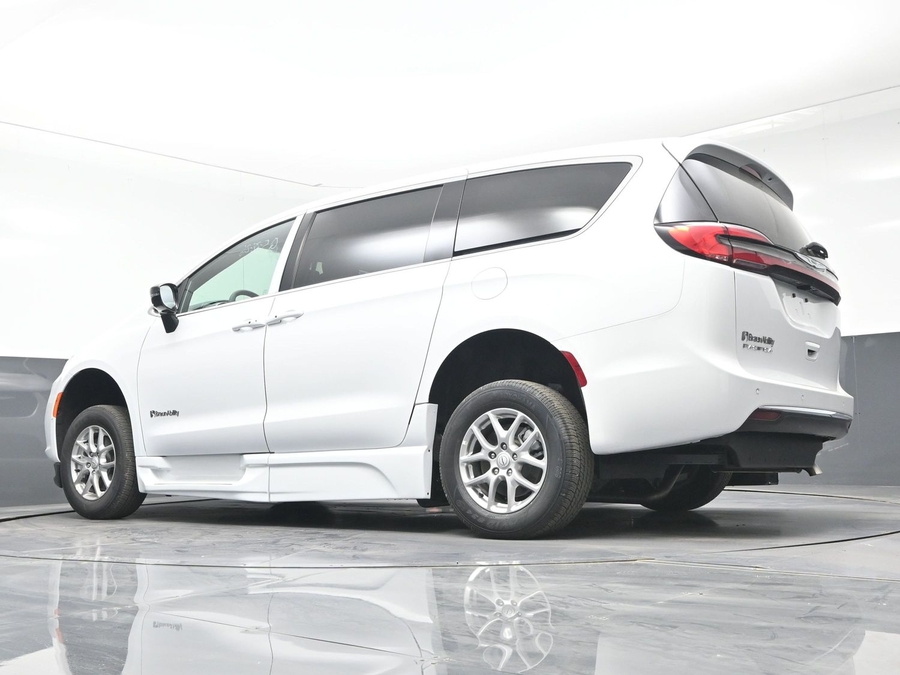 New 2026 Chrysler Pacifica Select Safety - BraunAbility Side Entry Entry Fold Out Automatic Ramp