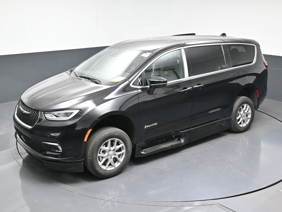 Black Chrysler Pacifica image number 21