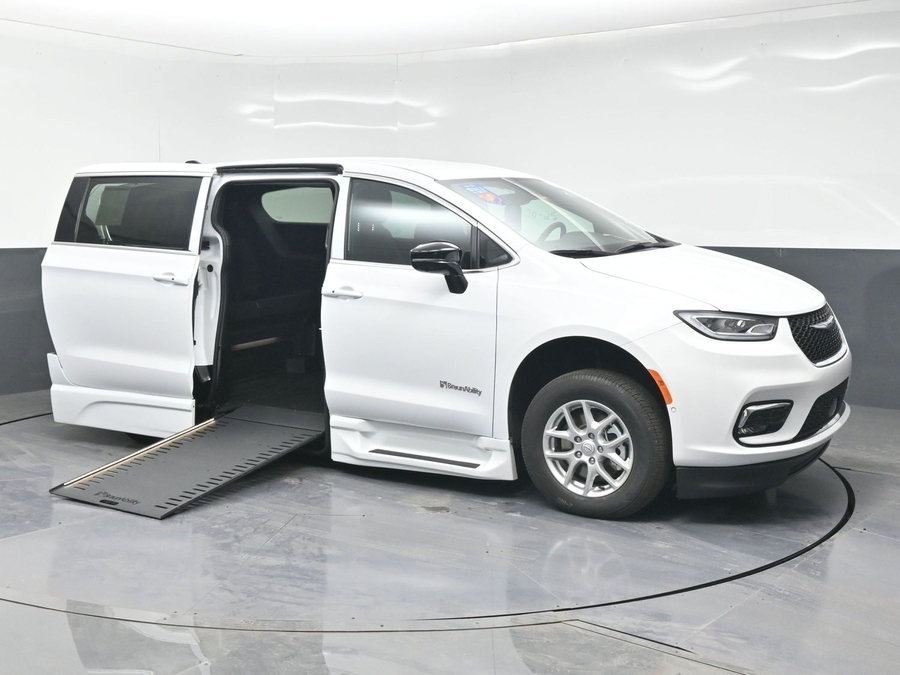 New 2025 Chrysler Pacifica Select Safety - BraunAbility Side Entry Entry In Floor Automatic Ramp