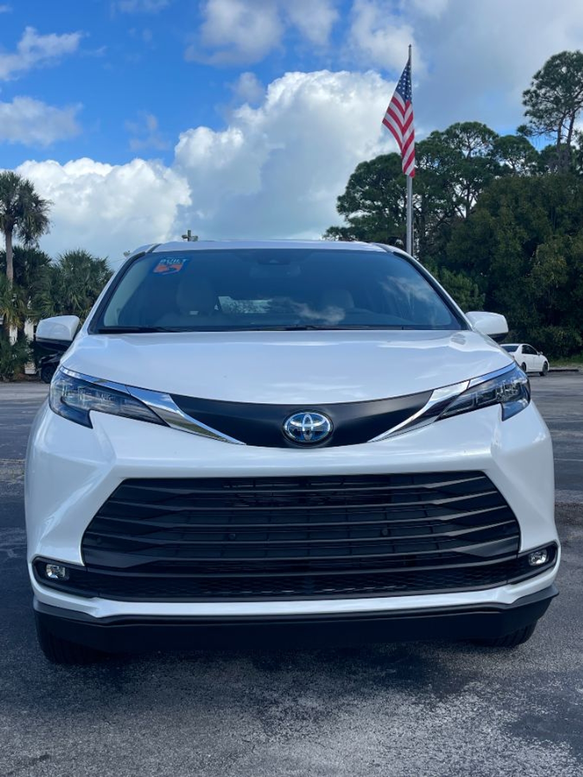 2025 Toyota Sienna XLE's photo