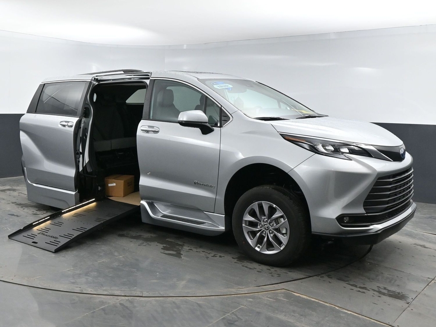 New 2025 Toyota Sienna Hybrid XLE Plus - BraunAbility Side Entry Entry Fold Out Automatic Ramp